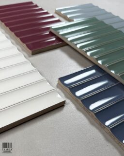 Not your average wall tile.
Blinds Series brings sharp linear texture and a glossy finish together in one confident surface. The raised profile catches light beautifully, adding movement without adding clutter.
Perfect for backsplashes, feature walls, and statement zones that need structure with shine.
Bold lines. Clean finish. Zero compromise.
Full details on website
Blinds Series
Finish: Shiny
Application: Wall
Size: 161mm x 300mm
#TimexCeramic #Blinds Series #GlossyWallTile #CeramicWallTile #FeatureWallindia Kitchen BacksplashTile InteriorDesignIndia